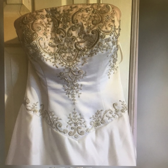 Beautiful beaded wedding dress. - Picture 4 of 5
